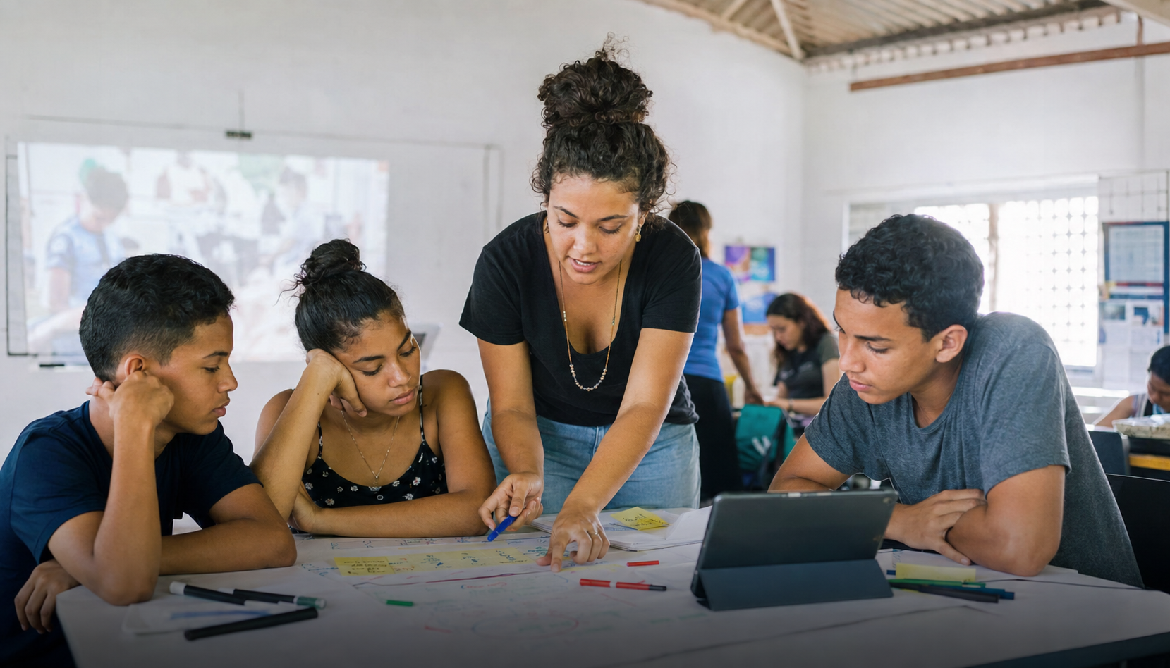 Grupo estudando com apoio de um computador.